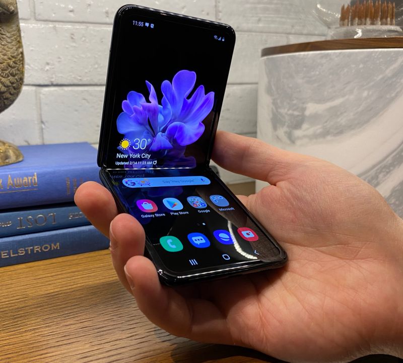 يتمتع هاتف Galaxy Z Flip من سامسونج بتصميم رائع وتصميم يجعله أول هاتف ذكي قابل للطي حقًا. (الصورة: هاولي)