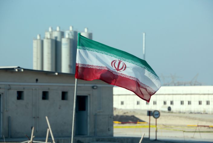 محطة نووية في بوشهر ، إيران ، من الخليج الفارسي.