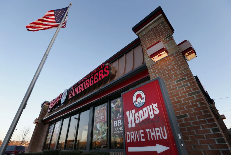 ملف - تظهر صورة الملف يوم الجمعة 21 مارس 2014 مطعم Wendy في Providence ، RI. تعلن شركة Wendy's Co. عن أرباح يوم الأربعاء ، 9 أغسطس ، 2017. (AP Photo / Michael Dwyer، File)