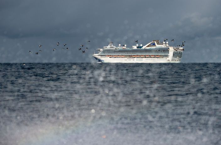 ينظر الناس من على متن سفينة الرحلات البحرية Grand Princess ، التي تديرها Princess Cruises ، حيث تحتفظ بنمط احتجاز على بعد 25 ميلًا قبالة ساحل سان فرانسيسكو ، كاليفورنيا في 8 مارس 2020. (تصوير Josh Edelson / AFP)
