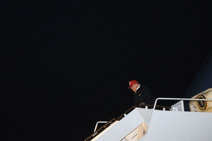 وصول الرئيس دونالد ترامب لقضاء عطلة نهاية الأسبوع في مار لاغو بمطار بالم بيتش الدولي في ويست بالم بيتش ، فلوريدا ، 6 مارس 2020. (تي. كيركباتريك / نيويورك تايمز)