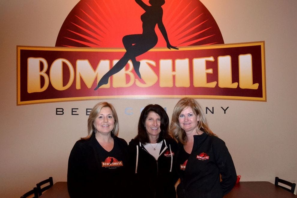 ميشيل مينوتي ، جاكي هدسبث وإلين جوينر من شركة Bombshell Beer Company