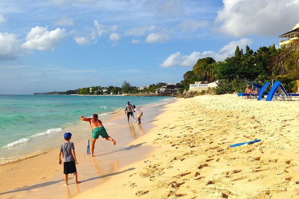 لعبة الكريكيت على الشاطئ في Crystal Cove في بربادوس