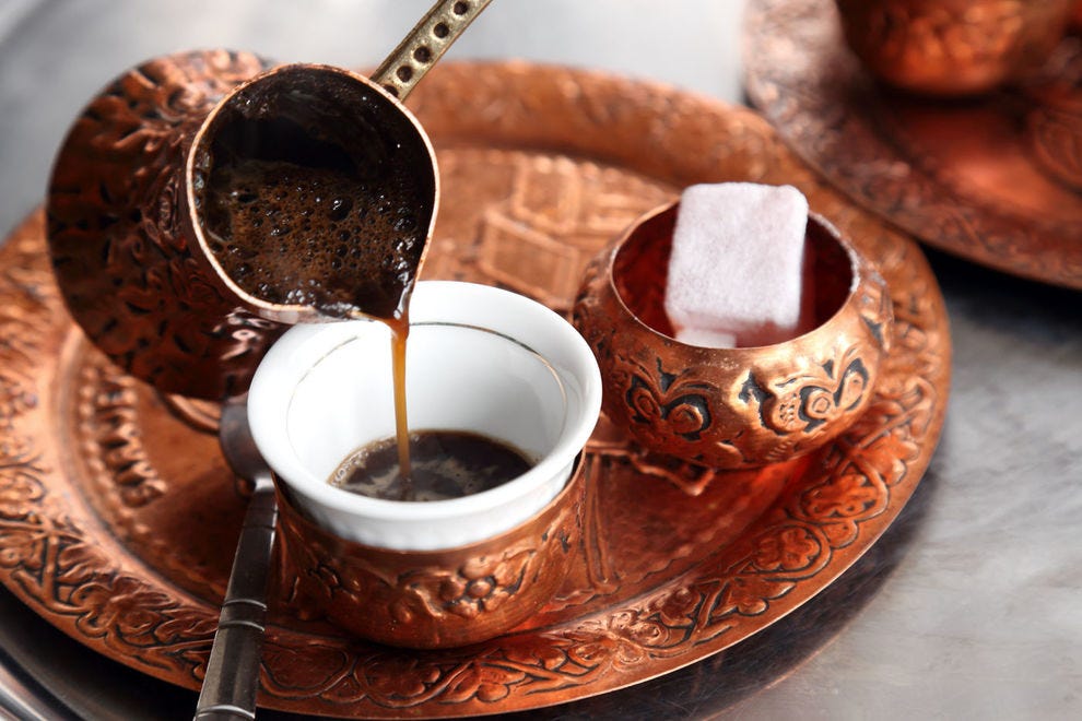 يتم صب القهوة التركية من cezve