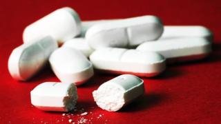 أقراص الباراسيتامول ، الباراسيتامول هو دواء مسكن يخفف من الآلام العامة مثل الصداع.