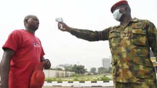 جندي يشير إلى رجل آخر في المستشفى المرجعي التابع للجيش النيجيري في لاغوس ، نيجيريا - الجمعة 28 فبراير 2020