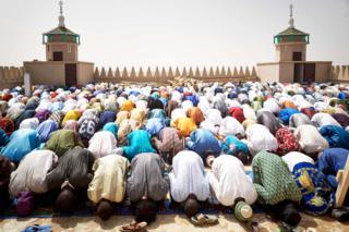 المسلمون يصلون في مسجد جديد في جيني ، مالي - الجمعة 28 فبراير 2020