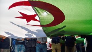 محتجون يحملون العلم الجزائري في الجزائر العاصمة ، الجزائر - الجمعة 28 فبراير 2020