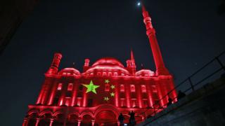 قلعة صلاح الدين الأنوار مضاءة بألوان العلم الصيني في القاهرة ، مصر - الأحد 1 مارس 2020