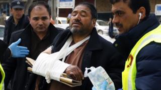 عمال الصحة الأفغان يحملون رجلاً مصاباً من مستشفى بعد أن هاجم مسلحون تجمعا سياسيا في كابول ، أفغانستان ، 6 مارس 2020