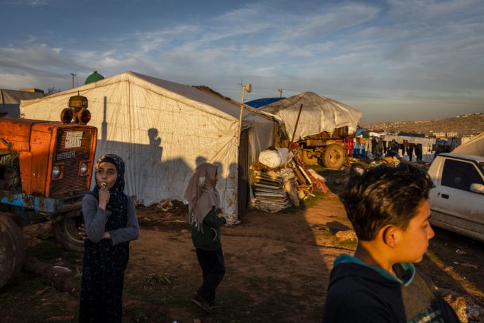 العائلات السورية النازحة التي هربت من ديارها قبل أيام قليلة تقام بالقرب من الحدود مع تركيا ، وليس بعيدًا عن إدلب ، سوريا ، 4 مارس 2020. (إيفور بريكيت / نيويورك تايمز)