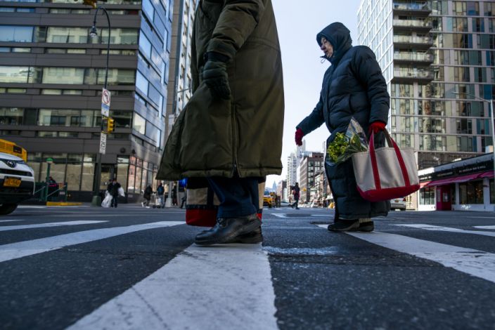 يحمل العملاء حقائبهم القابلة لإعادة الاستخدام بعد التسوق في سوبر ماركت محلي في 1 مارس 2020 في مدينة نيويورك. (تصوير إدواردو مونوز الفاريز / غيتي إيماجز)