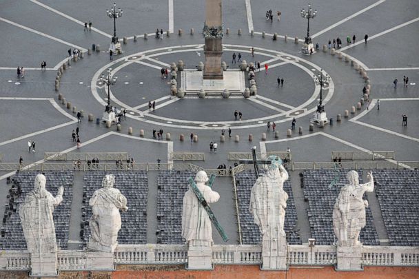 الصورة: منظر عام لساحة القديس بطرس بعد إعلان الفاتيكان عن أول حالة إصابة بفيروس كورونا ، في الفاتيكان ، في 6 مارس 2020. (ريمو كاسيلي / رويترز)
