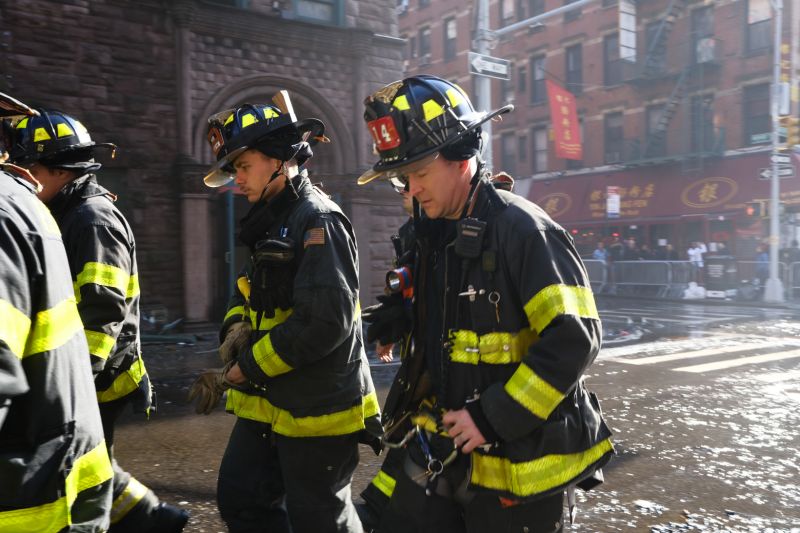نيويورك ، نيويورك - 24 يناير: يسير رجال الإطفاء في موقع الحريق في الحي الصيني في 24 يناير 2020 في مدينة نيويورك. تسبب الحريق ، الذي يجري التحقيق فيه ، في إلحاق أضرار جسيمة بمبنى تاريخي كان يضم مركزًا كبيرًا وغيره من المنظمات غير الربحية منذ عقود وأصاب ما يقرب من عشرة أشخاص. تستعد Chinatown للمناسبات للعام القمري الجديد غدًا ، والتي تمثل بداية عام الفأر. (تصوير سبنسر بلات / غيتي إيماجز)