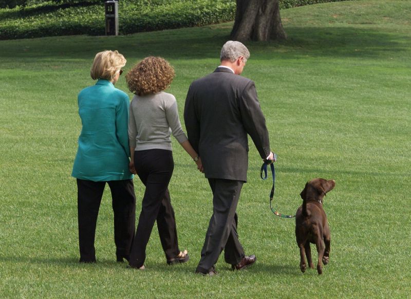 يغادر الرئيس الأمريكي بيل كلينتون (إلى اليمين) والسيدة الأولى هيلاري كلينتون (إلى اليسار) وابنتهما تشيلسي (في الوسط) في 18 أغسطس / آب البيت الأبيض في واشنطن العاصمة ، مع كلبهما الأصدقاء في طريقهما إلى عطلة لمدة أسبوعين في مارثا فينيارد ، ماساتشوستس. ألقى كلينتون خطابًا متلفزًا في 17 أغسطس للشعب الأمريكي من البيت الأبيض بخصوص شهادته في وقت سابق من 17 أغسطس أمام هيئة محلفين فدرالية كبرى اعترف فيها بعلاقة غير لائقة مع متدربة البيت الأبيض السابقة مونيكا لوينسكي. (صورة الكترونية) AFP PHOTO Luke FRAZZA (يجب أن تقرأ الصورة الفوتوغرافية LUKE FRAZZA / AFP عبر Getty Images)