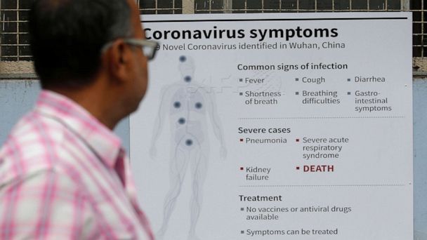 الصورة: رجل يقرأ ملصقًا يحتوي على معلومات حول أعراض فيروس كورونا الجديد داخل مبنى المستشفى في كلكتا ، الهند ، في 5 مارس 2020. (روباك دي شودوري / رويترز)