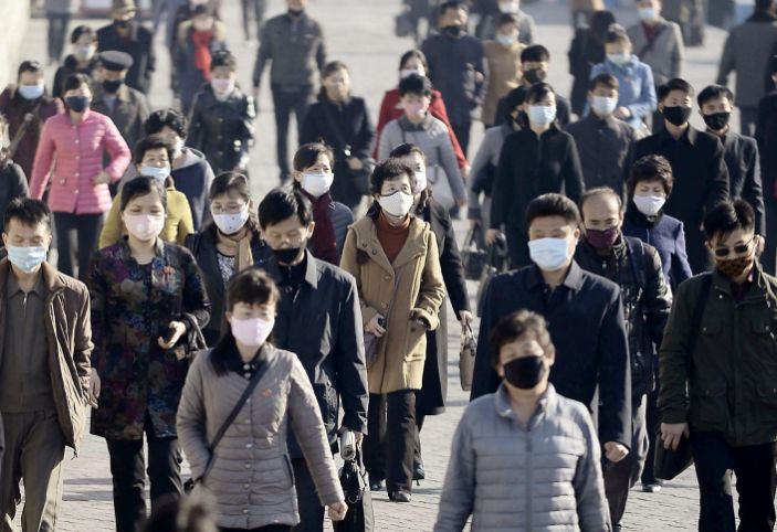 ركاب يرتدون أقنعة الوجه في بيونغ يانغ ، كوريا الشمالية ، في 30 مارس. (كيودو عبر رويترز)