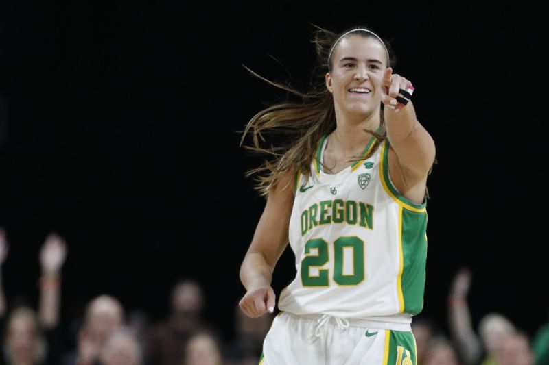تتفاعل Sabrina Ionescu (20 عامًا) في ولاية أوريغون بعد تسجيل فريقها ضد ستانفورد خلال النصف الثاني من مباراة كرة السلة للكلية NCAA في المباراة النهائية لبطولة Pac-12 للسيدات الأحد 8 مارس 2020 في لاس فيغاس. (AP Photo / John Locher)