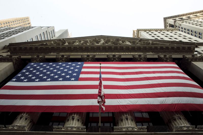 علم أمريكي كبير معلق على واجهة بورصة نيويورك في نيويورك في 3 سبتمبر 2015. رويترز / لوكاس جاكسون 