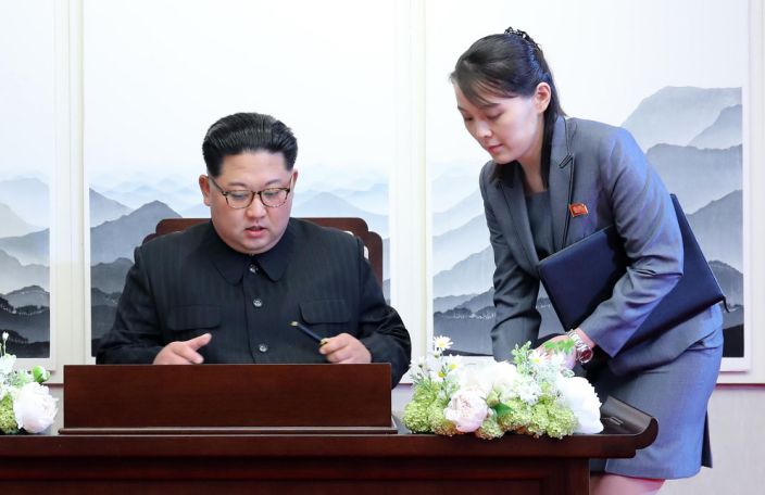 Kim Jong Un والأخت Kim Yo Jong في باجو ، كوريا الجنوبية ، في 2018. (Press Press Summit Inter-Korean / Pool / Bloomberg via Getty Images)