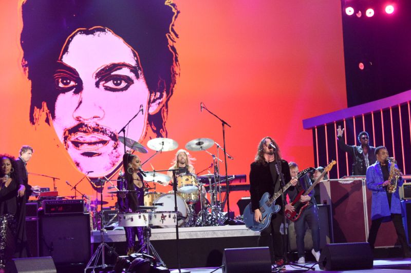 لوس انجليس ، كاليفورنيا - 28 يناير: (L-R) Sheila E. تؤدي مع ديف غروهل ، تايلور هوكينز و Nate Mendel من Foo Fighters على خشبة المسرح خلال جوائز GRAMMY السنوية الثانية والستين. 