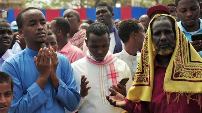 عادة ما يحضر عدد كبير من الناس خدمات الصلاة والجنازة في الصومال