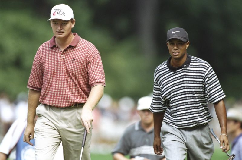 14 أغسطس 1997: يسير الشركاء Ernie Els (من اليسار) من جنوب إفريقيا و Tiger Woods من الولايات المتحدة الأمريكية في الدورة خلال بطولة PGA في ملعب Winged Foot للغولف في Mamaroneck ، نيويورك ، الولايات المتحدة الأمريكية.  الائتمان الإلزامي: ديفيد كانون / أول سبورت