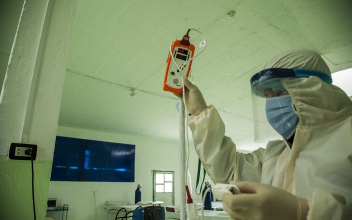     طبيب يعمل على تجهيز المعدات والأجهزة الصحية في مستشفى Covid-19 لحالات الاكليل في سوريا - Barcroft 