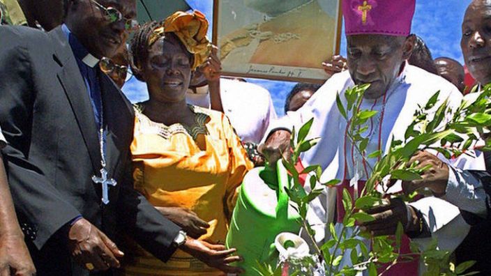 قام الحائز على جائزة نوبل وانغاري ماثاي والأسقف ندينجي موانا أنزيكي بحملة من أجل الديمقراطية متعددة الأحزاب