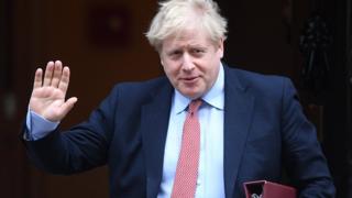 يغادر رئيس الوزراء بوريس جونسون 10 داونينج ستريت إلى PMQ's في 25 مارس 2020 في لندن ، إنجلترا.