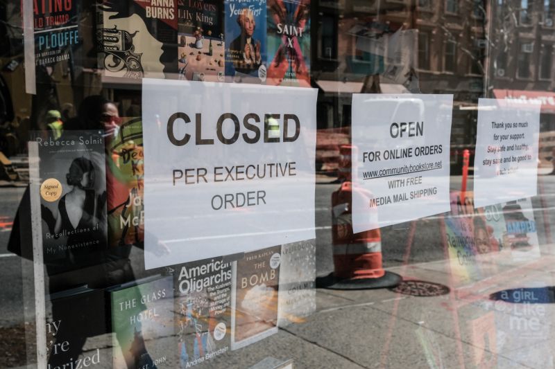 لافتة توضح أن متجر الكتب سيظل مغلقًا ، بسبب تفشي مرض فيروس كورونا (COVID-19) في حي بروكلين بمدينة نيويورك ، الولايات المتحدة ، 26 مارس 2020. رويترز / ستيفن يانغ