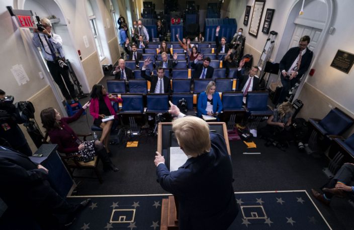 الرئيس دونالد ترامب في مؤتمر صحفي إخباري عن الفيروس التاجي في البيت الأبيض في واشنطن ، الثلاثاء ، 7 أبريل ، 2020. (دوغ ميلز / نيويورك تايمز)