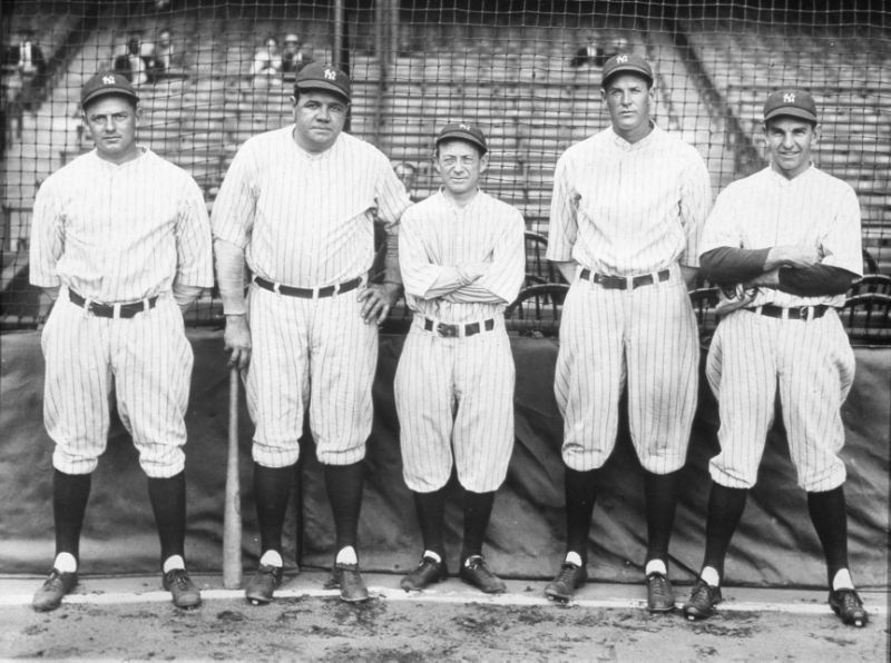 أعضاء تشكيلة يانكيز الشهيرة لعام 1927: (L-R) Waite Hoyt و Babe Ruth و Huggins و Miller Huggins و Bob Meusel و Bob Shawkey. (إعادة إنتاج الصور بواسطة Transcendental Graphics / Getty Images)