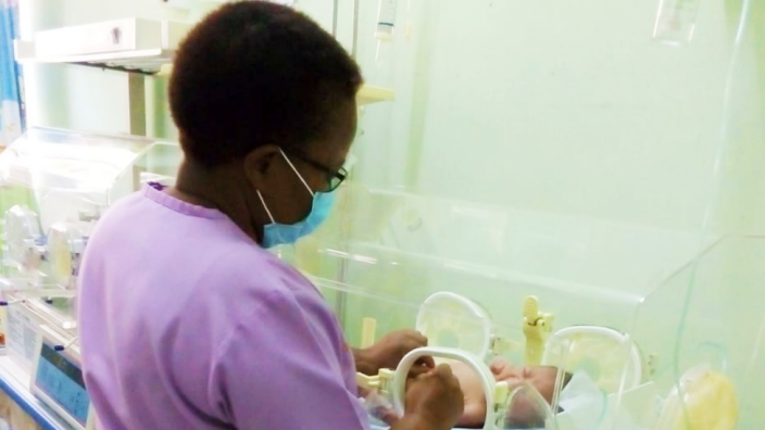 تعمل يونيس موابيلي في مستشفى خاص بالعاصمة الكينية