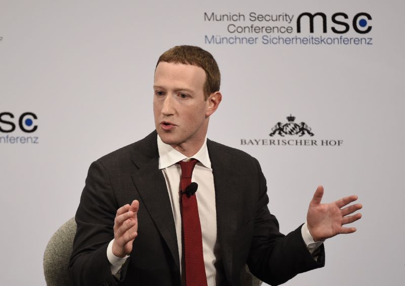 الرئيس التنفيذي لشركة Facebook Mark Zuckerberg يتحدث في اليوم الثاني من مؤتمر ميونيخ الأمني ​​في ميونيخ ، ألمانيا ، السبت ، 15 فبراير ، 2020. (AP Photo / Jens Meyer)