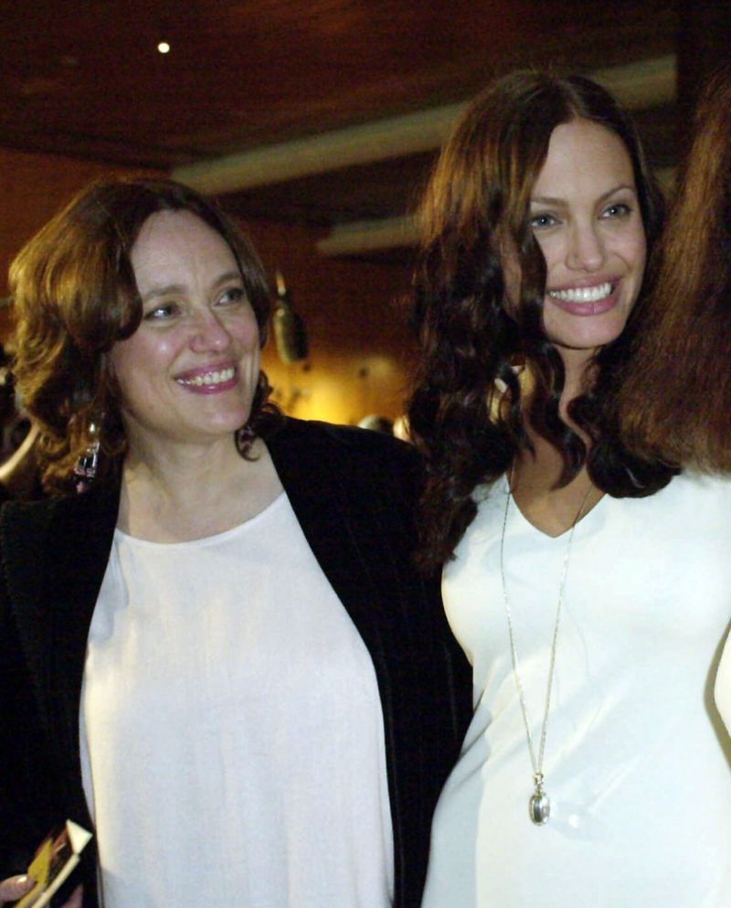 أنجلينا جولي ، على اليمين ، ووالدتها مارشلين برتراند ، في العرض الأول لفيلم في لوس أنجلوس في عام 2001. (الصورة: الصحافة المرتبطة)