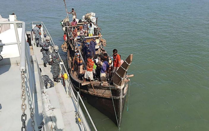 تقطعت السبل بعشرات الروهينجا في البحر منذ أسابيع وهم يحاولون يائسين الوصول إلى ماليزيا - STR / AFP