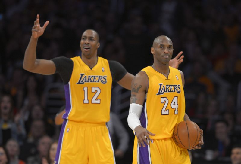 افتتح vDwight Howard حول كيفية لعب egos دورًا في أول مهمة فاشلة له مع Lakers. (AP Photo / Mark J. Terrill)