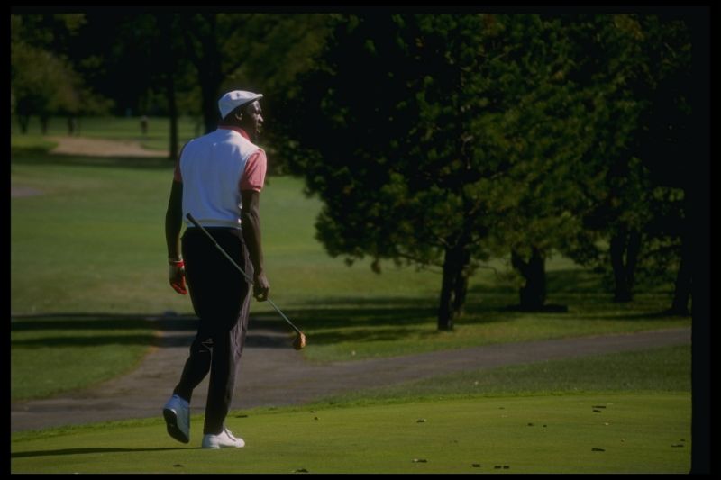 مايكل جوردان يرتدي ملابس تناسب حدث الغولف عام 1989. (غيتي إيماجز)