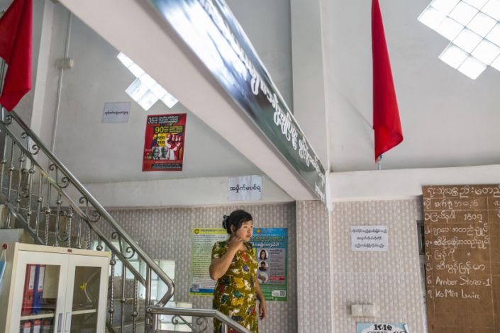 أونمار مينت ، عضو نقابي منذ تأسيسه ، في مكاتب اتحاد عمال الملابس في ميانمار في يانغون ، ميانمار ، 26 أبريل 2020. (Minzayar Oo / The New York Times)