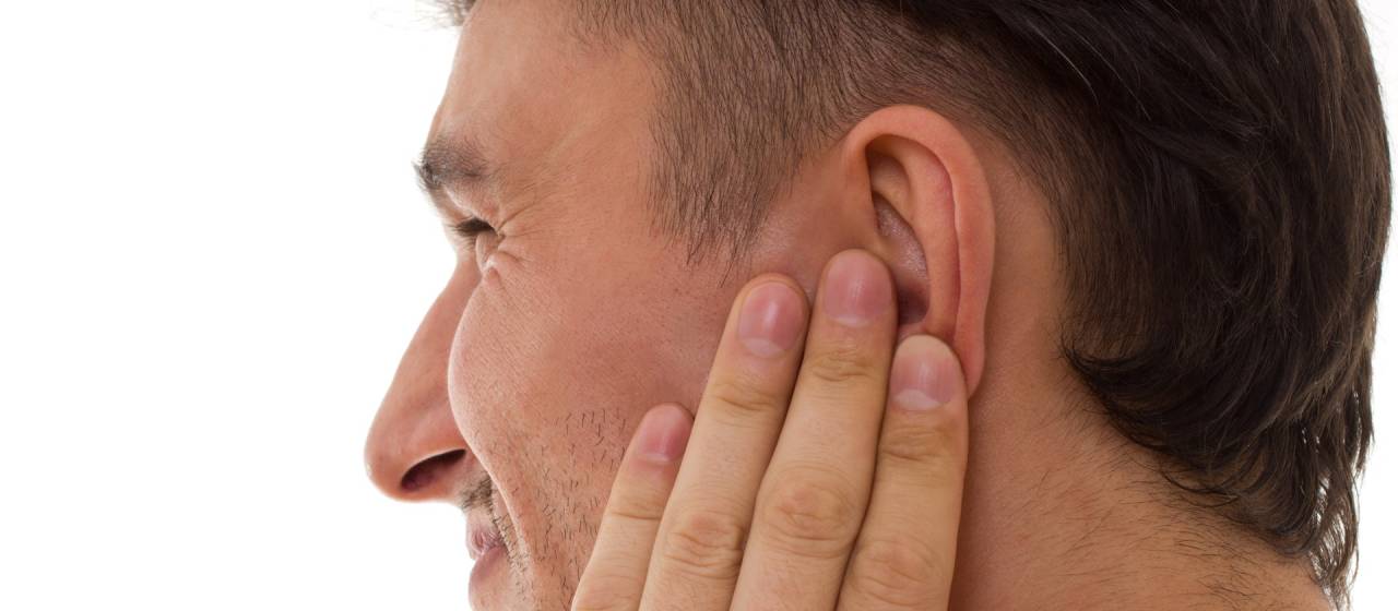 أعراض وأسباب رضح الأذن الضغطي